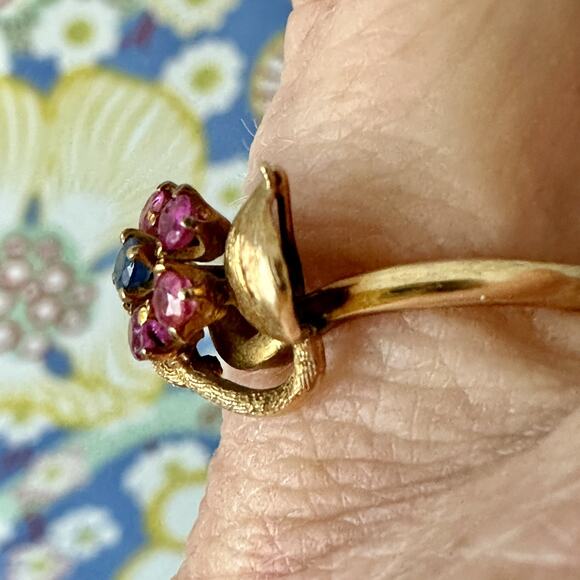 Vintage 14 K flower ruby and sapphire ring - Picture 2 of 9
